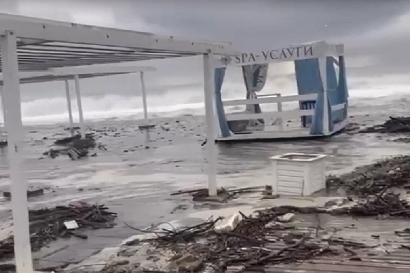 Море волнуется: мощный шторм у берегов Сочи сняли на видео