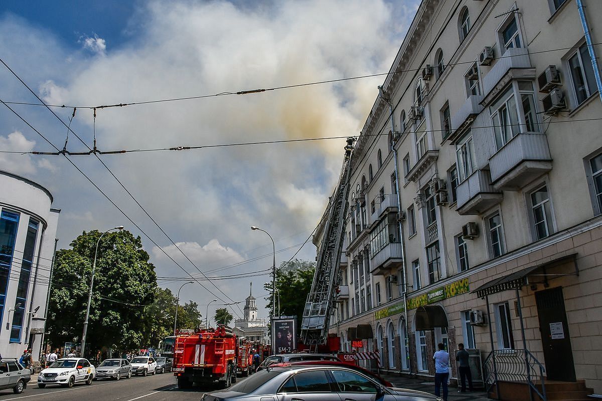 В Краснодаре 7 жильцов пострадавшего при пожаре дома на улице Мира разместили в гостинице