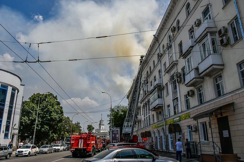 В Краснодаре 7 жильцов пострадавшего при пожаре дома на улице Мира разместили в гостинице