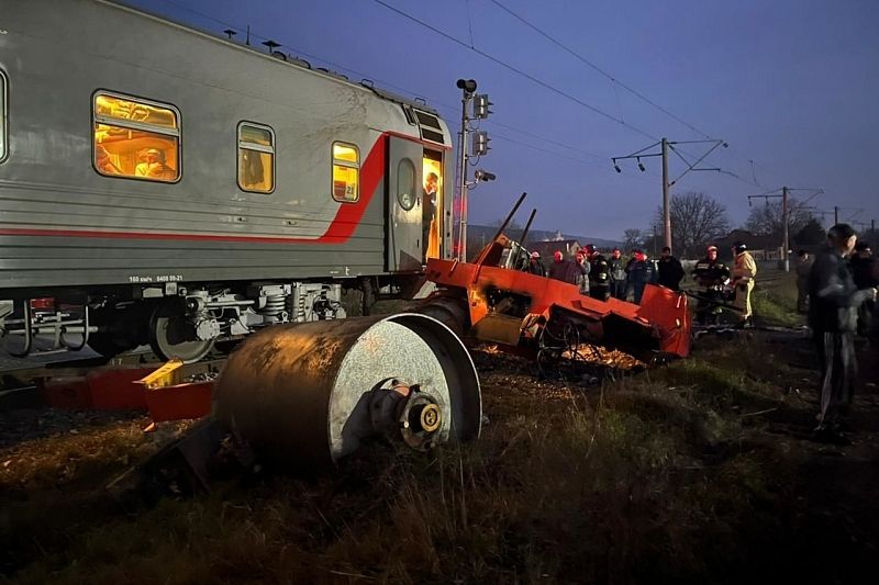 Поезд Владикавказ – Адлер столкнулся в асфальтоукладчиком. Есть погибший