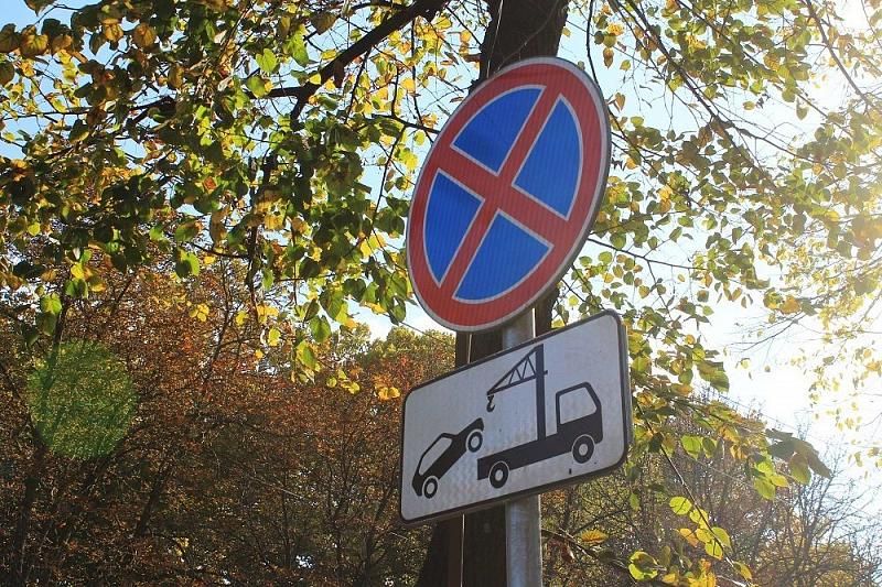 На улице Дзержинского в Краснодаре запретят остановку автомобилей