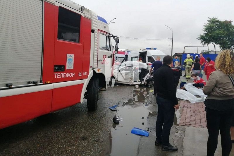 Три человека погибли в массовом ДТП на улице Уральской в Краснодаре