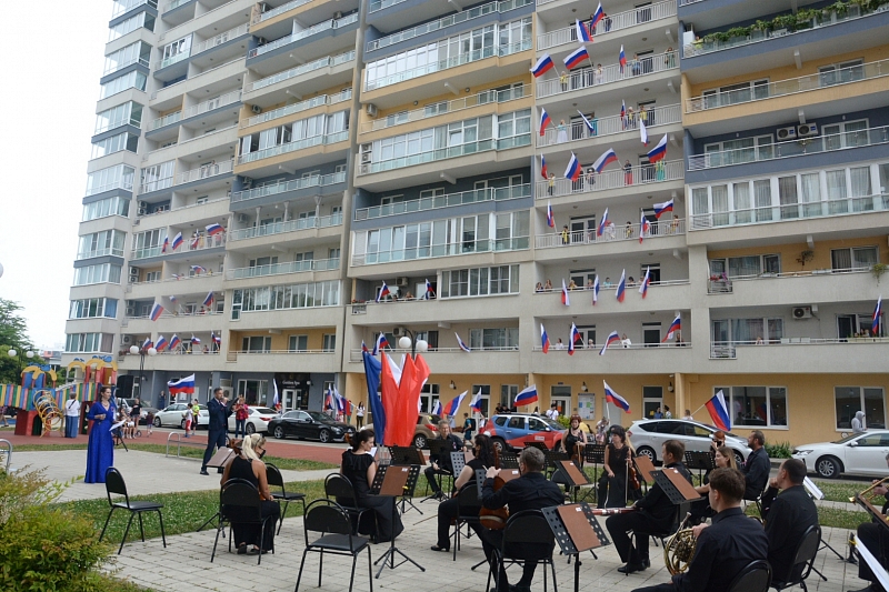 Жители Сочи спели гимн России