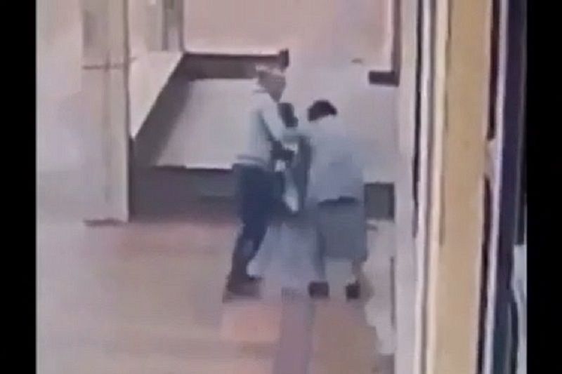В Краснодарском крае женщина ограбила пенсионерку и попала на видео. Ее разыскивает полиция