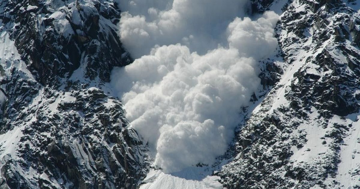 Снежные лавины в горах