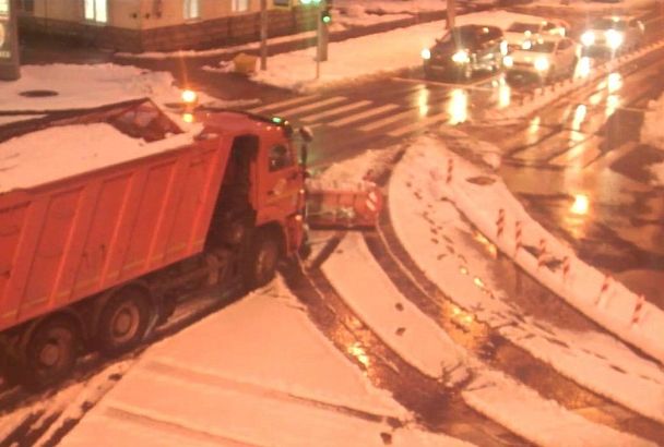 В мэрии рассказали о круглосуточной расчистке дорог от снега и наледи в Краснодаре