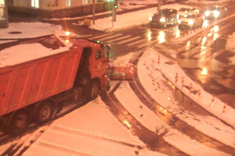 В мэрии рассказали о круглосуточной расчистке дорог от снега и наледи в Краснодаре