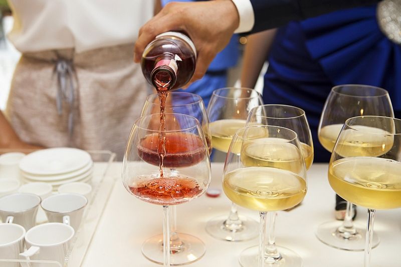 Как правильно угощать вином: 5 советов от сомелье