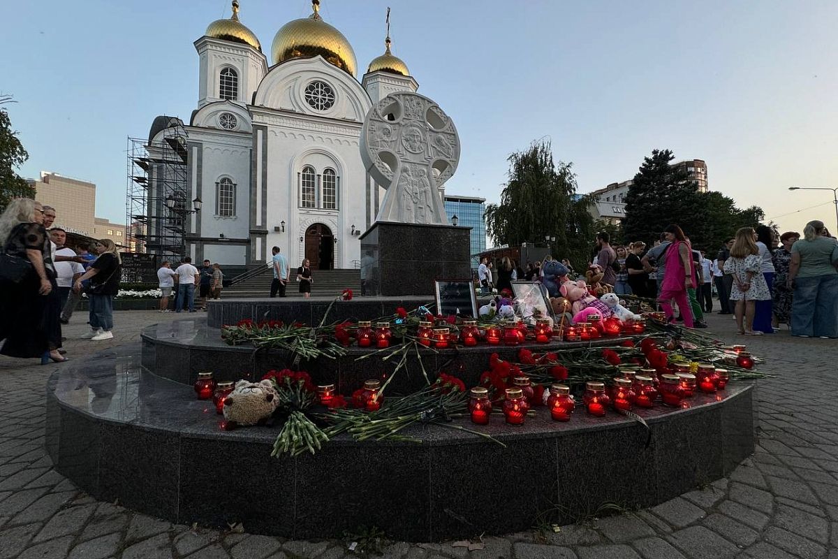 Стихийный мемориал в память о погибших в Севастополе и Дагестане организовали в Краснодаре