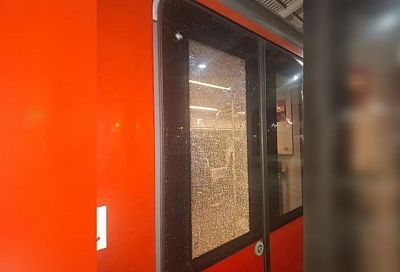11-летний школьник разбил стекло двери «Ласточки» в Сочи, стреляя камнями из рогатки
