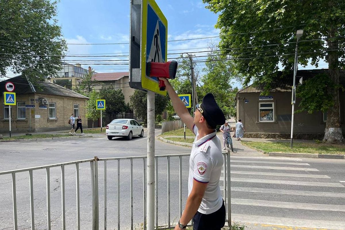 В Анапе сотрудники ГИБДД проверили состояние дорожных знаков и дорожной разметки