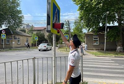 В Анапе сотрудники ГИБДД проверили состояние дорожных знаков и дорожной разметки