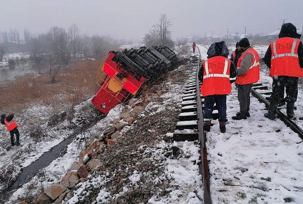 Локомотив сошел с рельсов в Апшеронском районе. Пострадали три человека