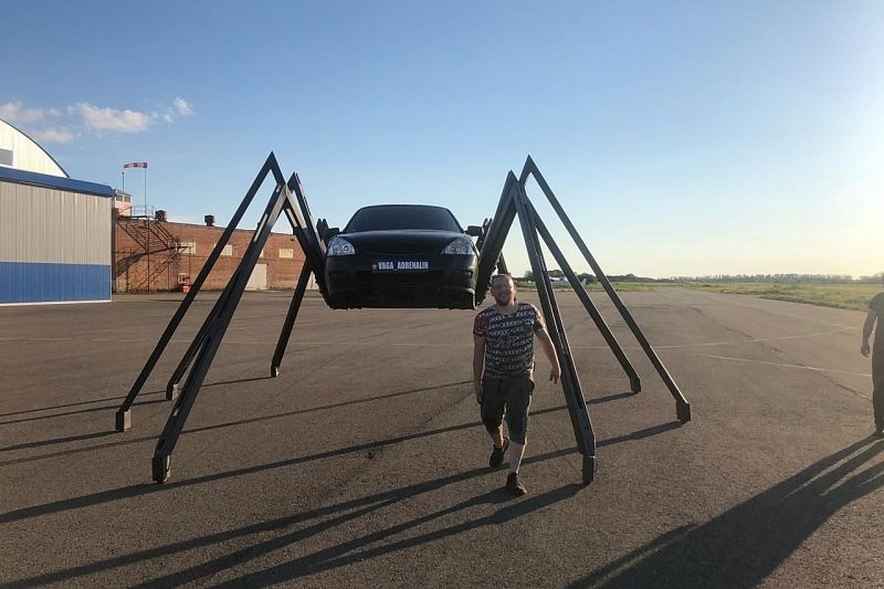 Блогер снова продает созданную им «машину-паука» за 1 млн рублей