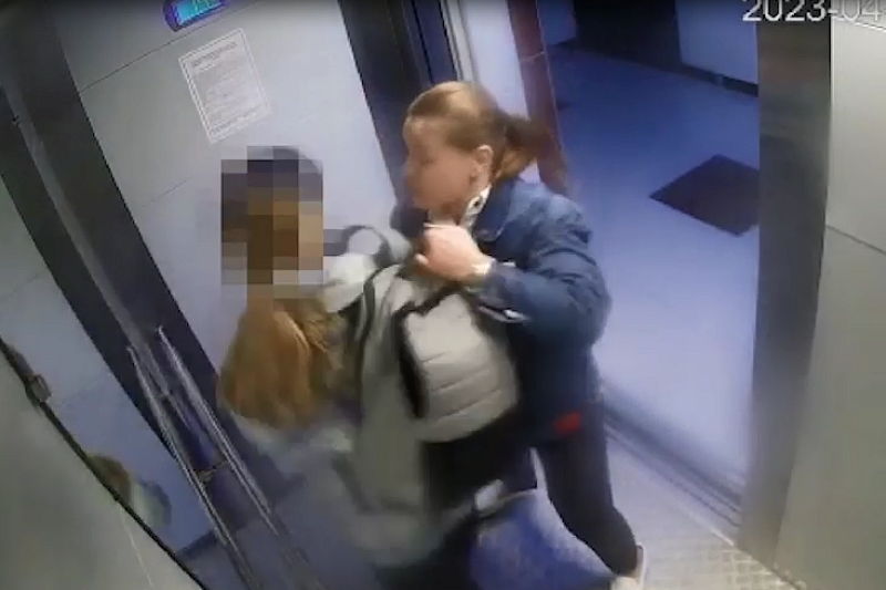 «Ты меня достала уже»: в Краснодаре женщина набросилась на дочь в лифте из-за неаккуратной прически