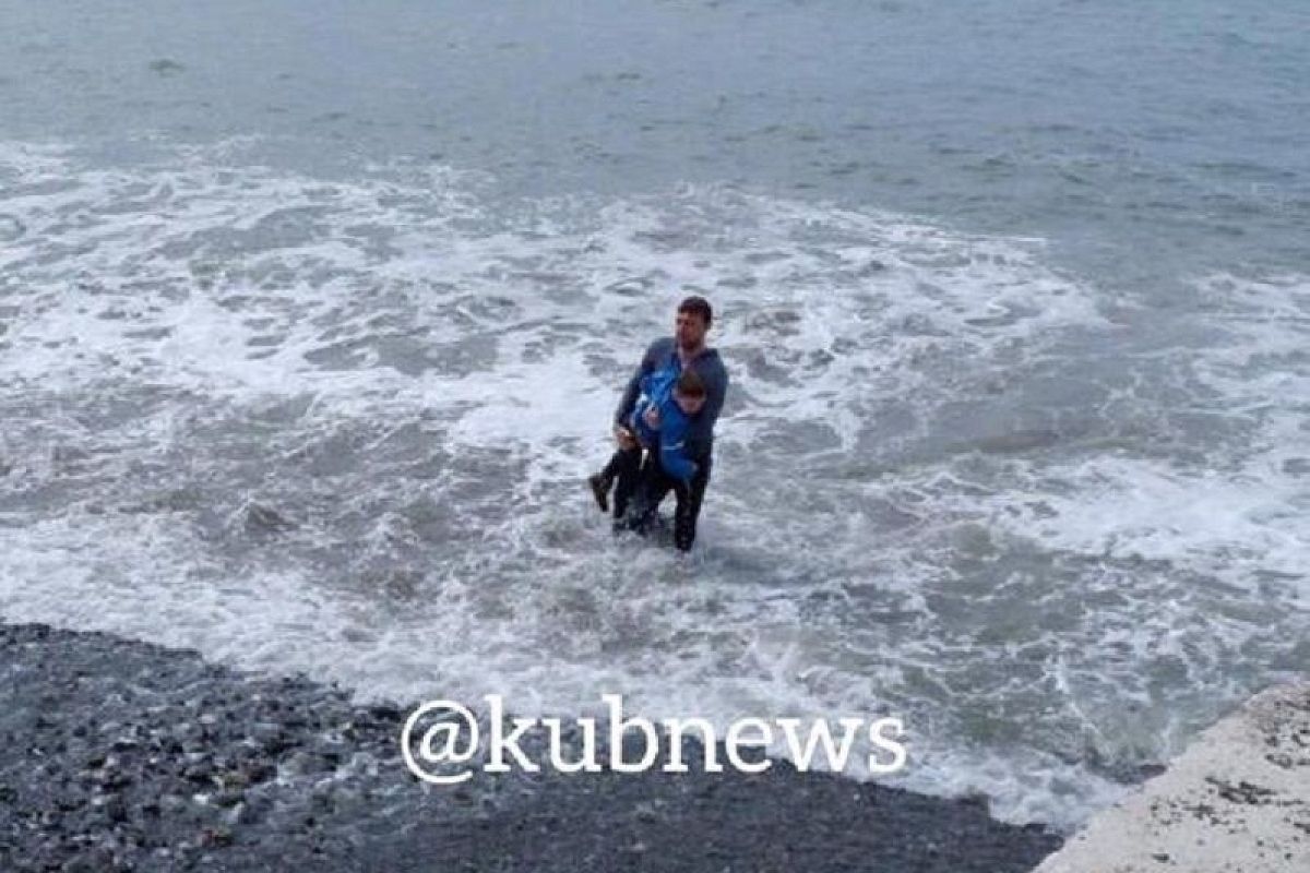 МЧС ищет мужчину, который спас тонущего в море в Сочи мальчика