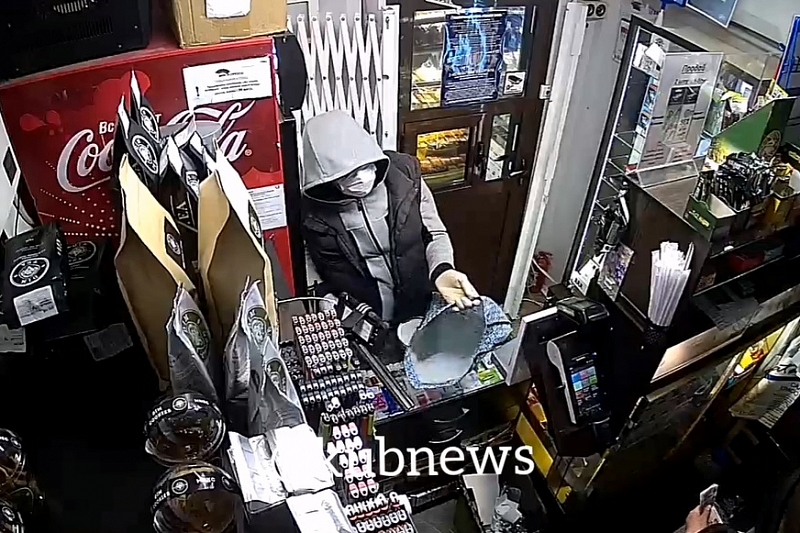 В Краснодаре мужчина в маске и с обрезом ограбил киоск Dim Coffee. Его разыскивает полиция