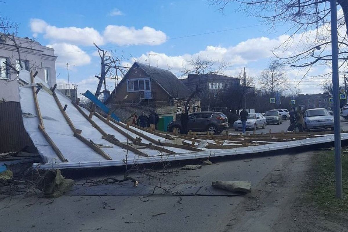 В станице Динской порывом ветра сорвало крышу с двухэтажного дома