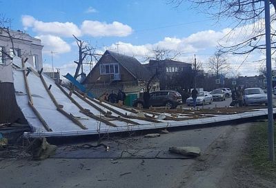 В станице Динской порывом ветра сорвало крышу с двухэтажного дома