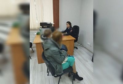 Подростки поджигали петарды и бросали их под ноги прохожим возле ТРЦ в Анапе