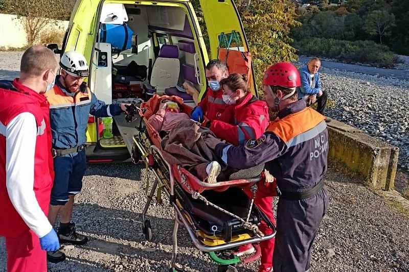 В Сочи спасатели эвакуировали из русла реки Псезуапсе травмированную женщину