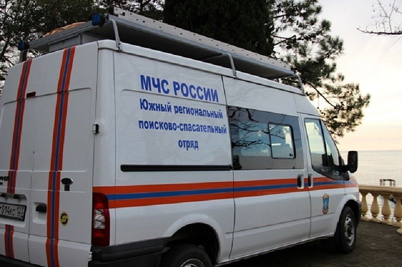 В Сочи спасатели транспортировали туриста с травмой спины с дороги на озера Хмелевского
