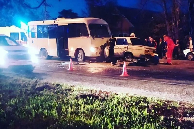 В Краснодарском крае в жестком ДТП с автобусом погибли водитель и пассажирка ВАЗа