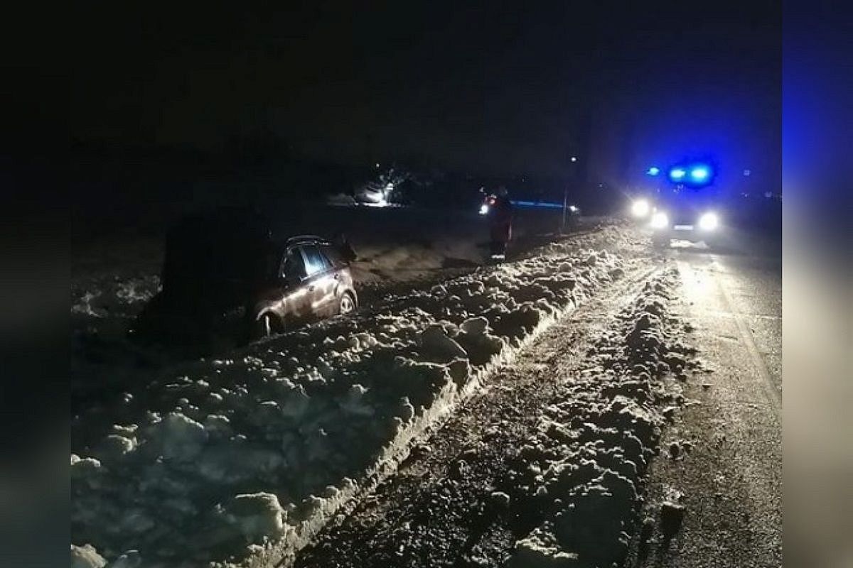 Массовое ДТП с участием трех автомобилей произошло на заснеженной трассе