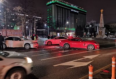 В центре Краснодара Ford Mustang сбил полицейского и протаранил две иномарки