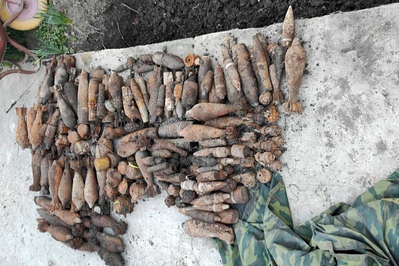 Мужчина нашел на территории дома более 200 боеприпасов времен Великой Отечественной войны