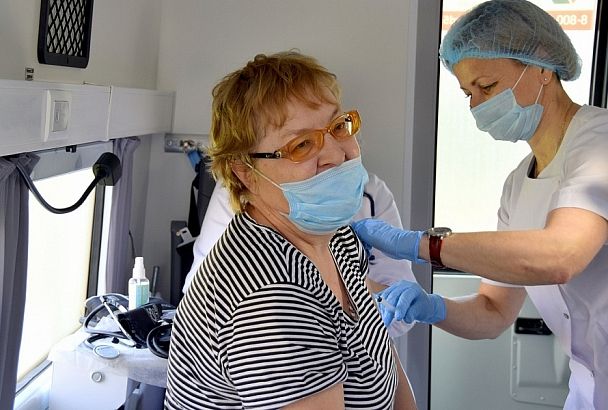 Более 970 человек в сутки вакцинируются от коронавируса в Сочи