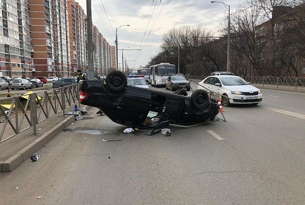 «Лада Приора» врезалась в металлическое ограждение и перевернулась на крышу. Пострадали два человека