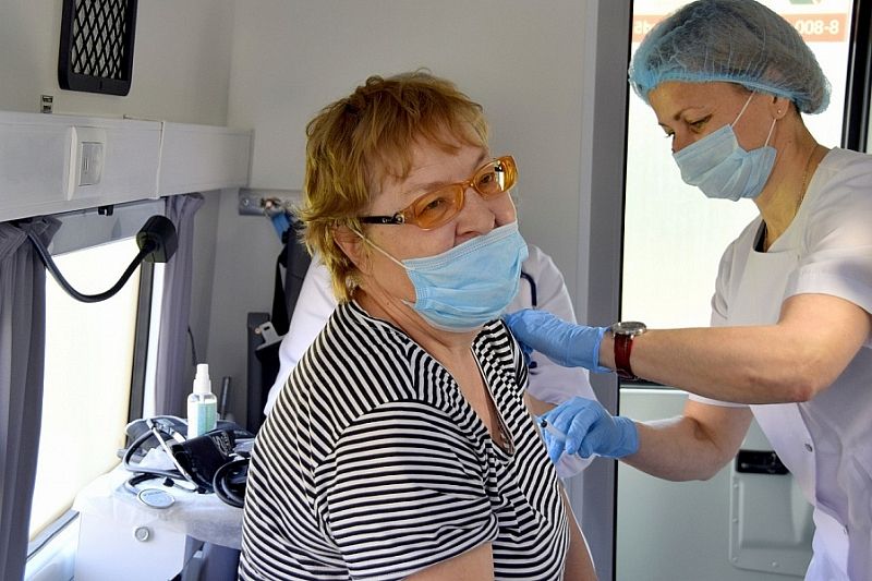 Более 970 человек в сутки вакцинируются от коронавируса в Сочи