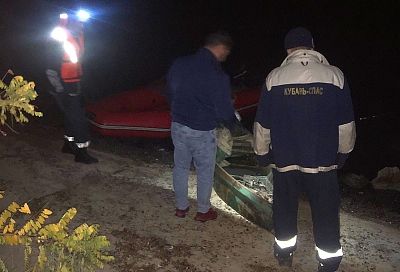 На Кубани пенсионер-охотник опрокинулся на лодке в водохранилище. Его эвакуировали спасатели