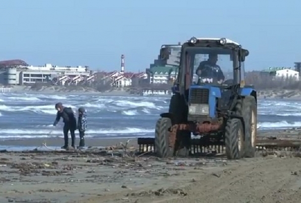 На пляжи Анапы море выбросило кучи мусора