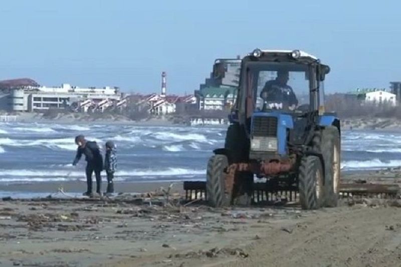 На пляжи Анапы море выбросило кучи мусора