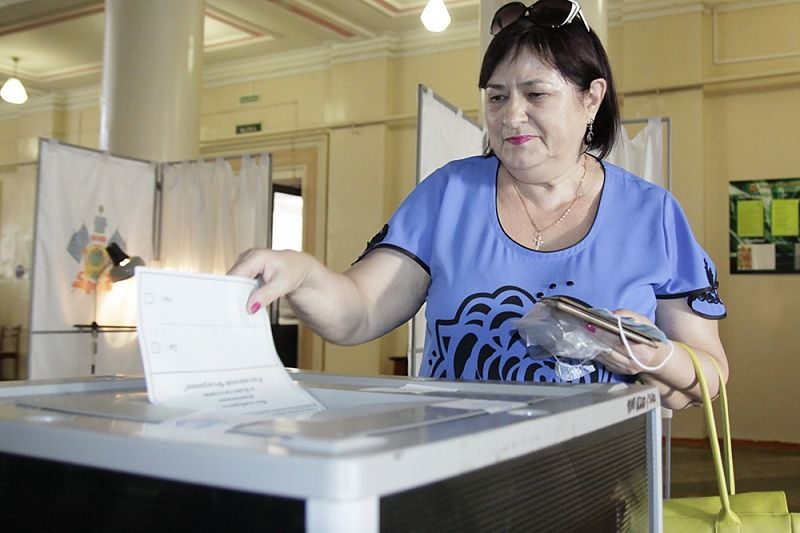 На избирательных участках и на дому: жители Тихорецкого района активно участвуют в голосовании по поправкам к Конституции РФ