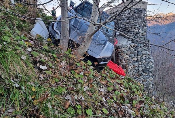 Водитель на Ford Mustang сбил девушку в обрыв в Сочи