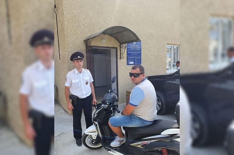 В Анапе полицейские установили личность водителя скутера, проехавшего по тротуару возле пляжа