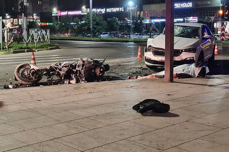 Момент гибели мотоциклиста в ДТП в Краснодаре попал на видео