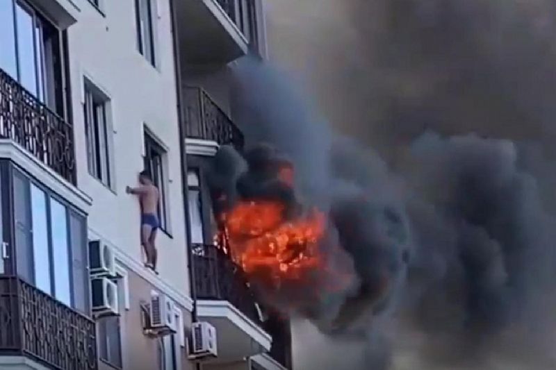 Сотрудники МЧС спасли человека при пожаре в многоэтажке в Анапе