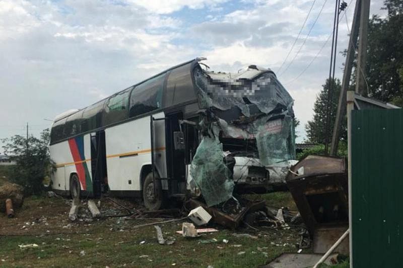 Пассажирский автобус врезался в трансформатор после столкновения с легковушкой в Адыгее