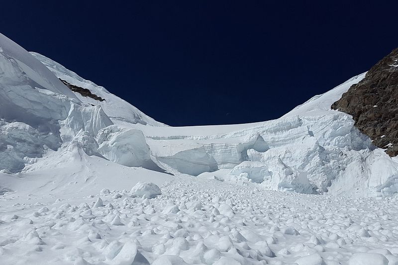 В горах Сочи лавина накрыла сноубордиста