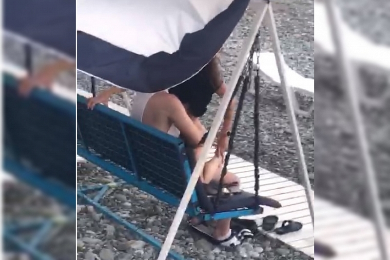Казаки сняли на видео пару, занимающуюся сексом на пляже в Сочи