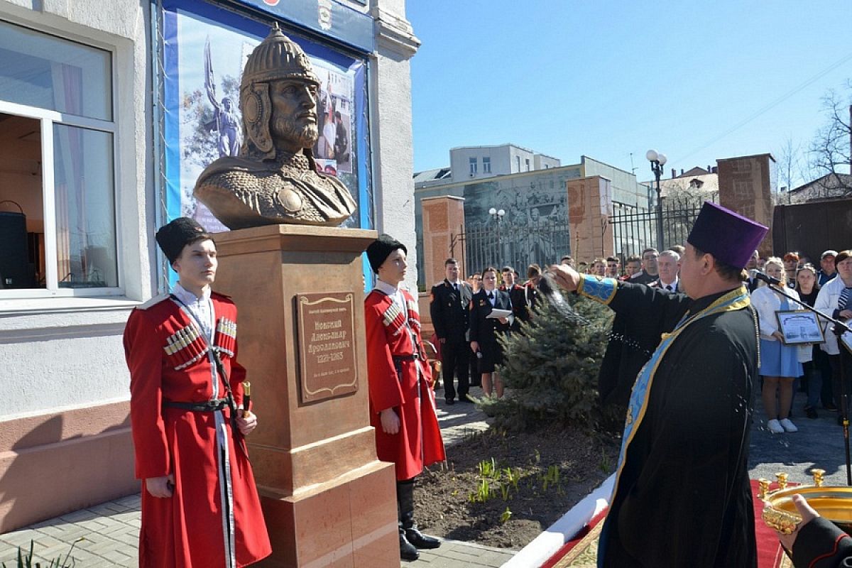 Бюст Александра Невского установили в Новороссийском казачьем кадетском корпусе 