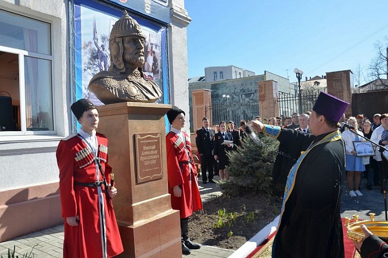 Бюст Александра Невского установили в Новороссийском казачьем кадетском корпусе 