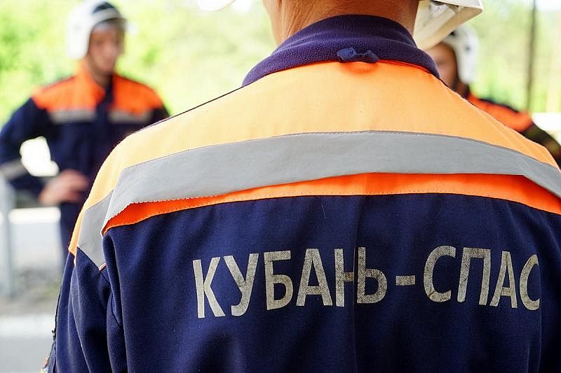 Сквозь дождь и град: в Краснодарском крае спасатели транспортировали туристку со сломанной ногой
