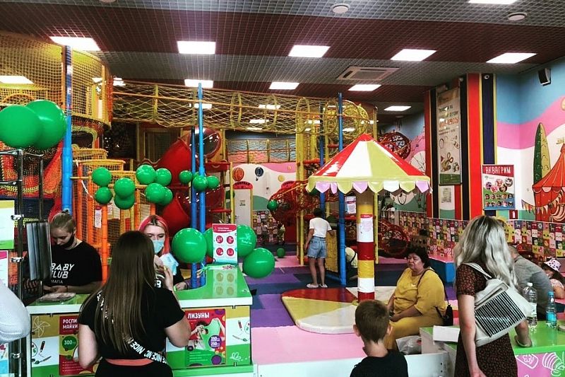 Нарушили антиковидные меры: в краснодарском ТРЦ OZ Mall накрыли подпольный детский центр