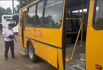 В Сочи сотрудники Госавтоинспекции проводят проверку школьных автобусов