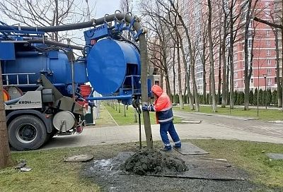 Специалисты «Росводоканал Краснодар» достали 10 кубов мусора на пересечении улиц 40-летия Победы и Героев Разведчиков